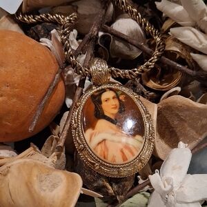 1928 VICTORIAN STYLE PENDANT NECKLACE